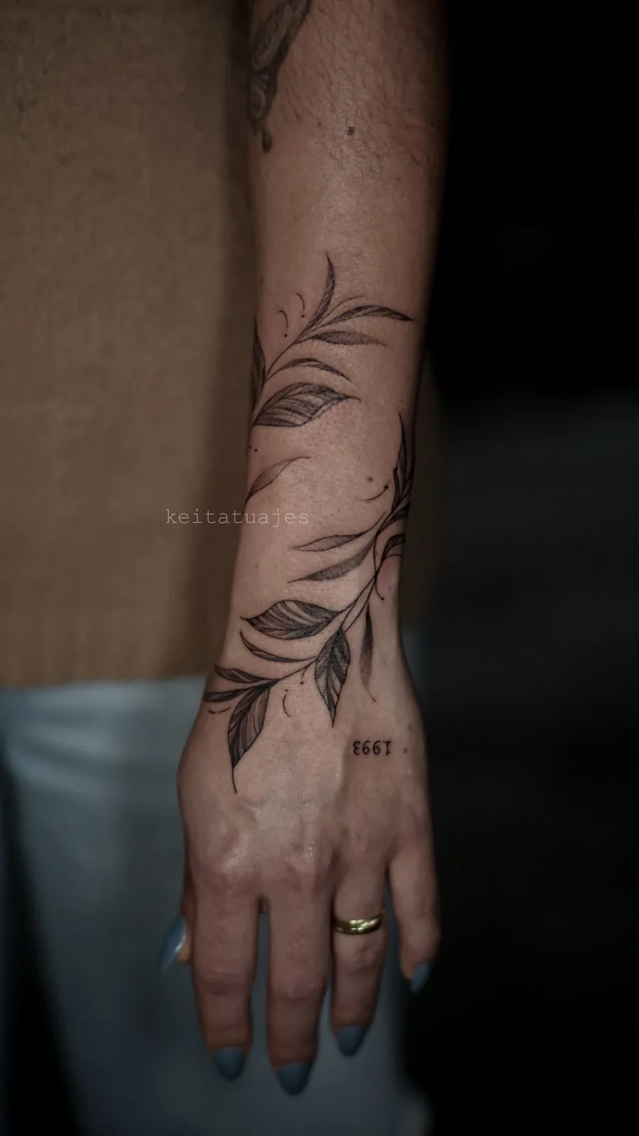 Tatuaje fine line geométrico en costilla