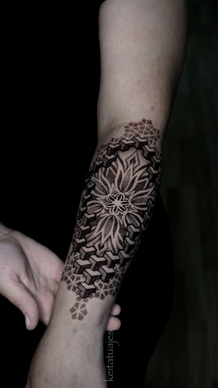 Tatuaje de trazo fino con diseño botánico