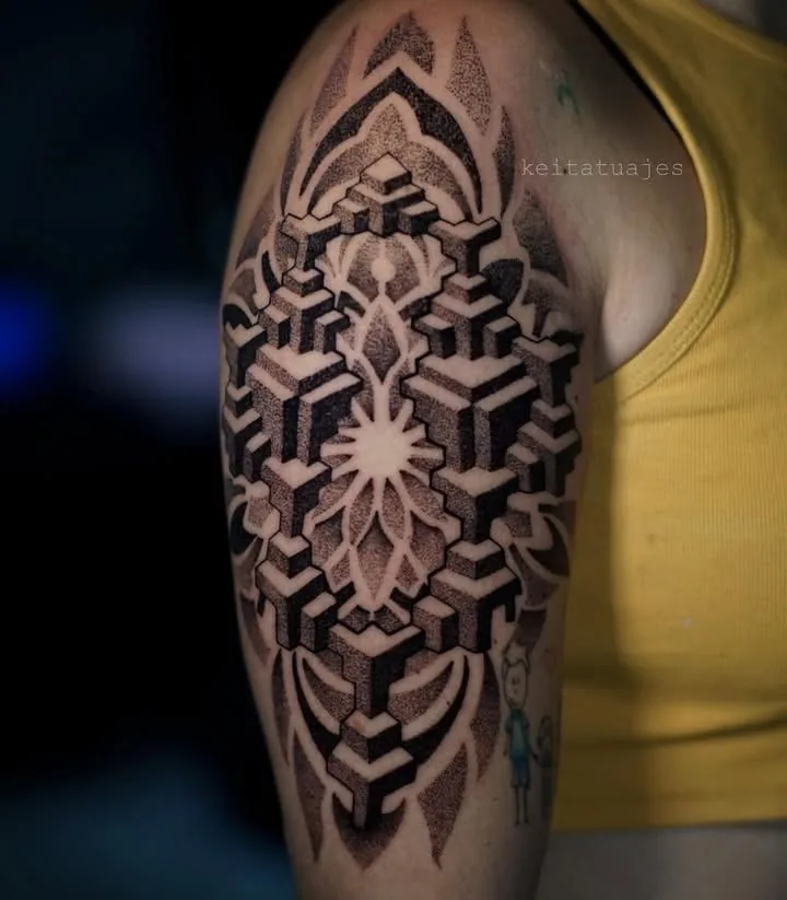 Tatuaje fine line minimalista zona lumbar