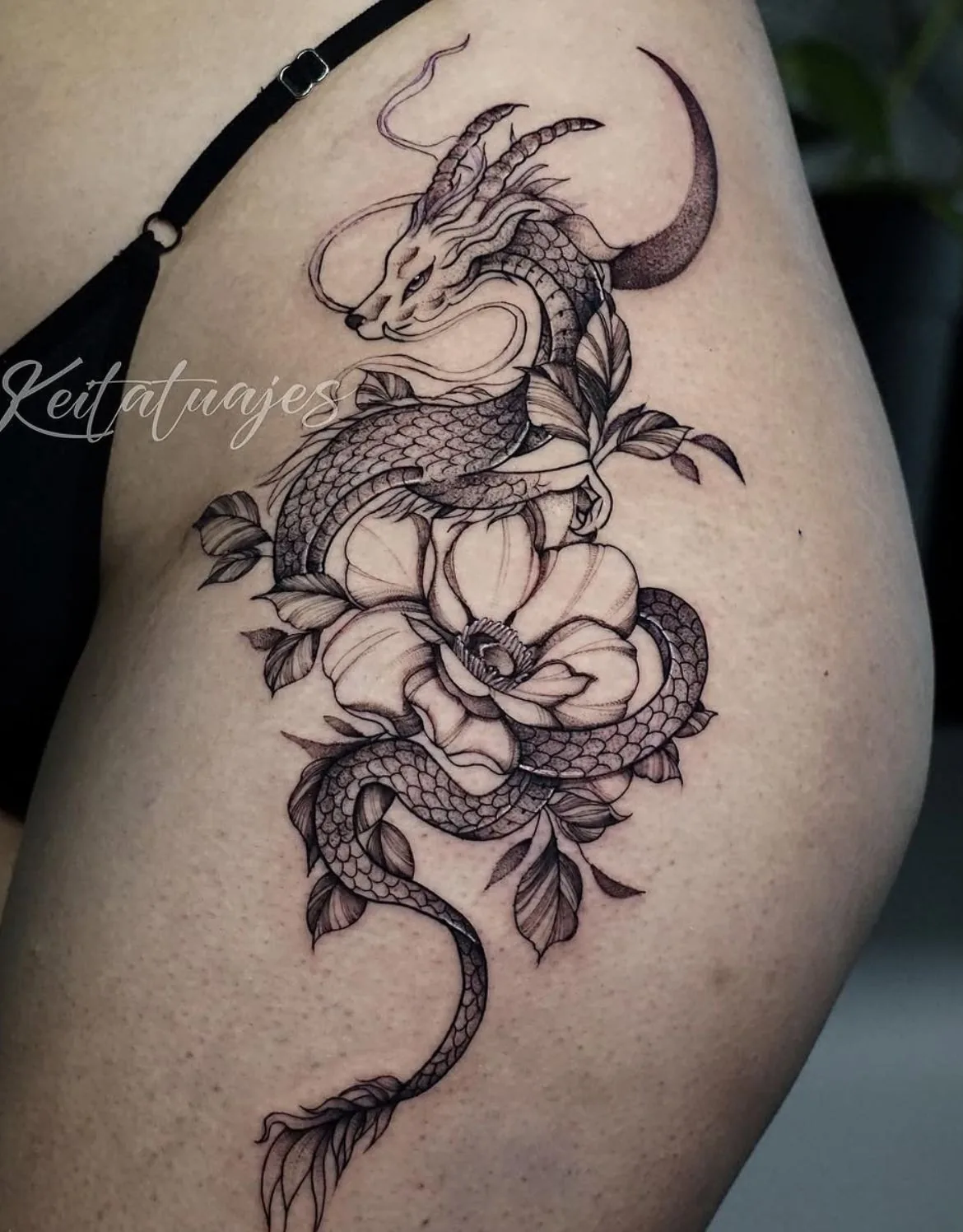 Tatuaje de línea fina abstracto en antebrazo