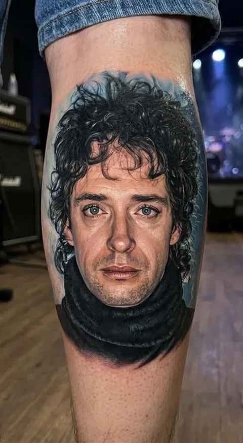 Retrato realista a color de Gustavo Cerati en la pantorrilla — Realismo